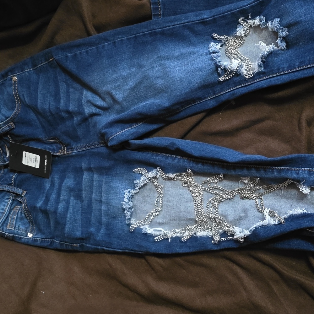 Skinny jeans with chains
